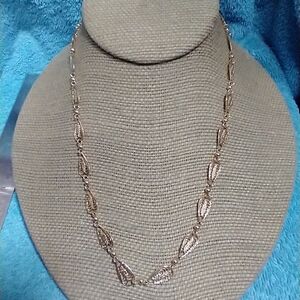 Delicate goldtone trifari chain necklace vintage